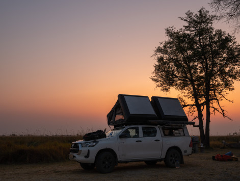 Auto mit Dachzelt bei Sonnenuntergang